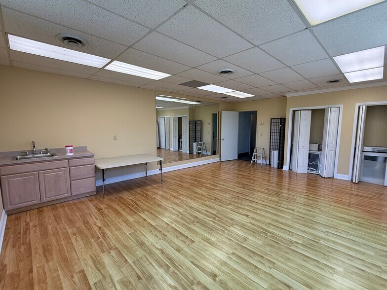 More Photos Of 842 State Rd, Princeton Medical For Lease