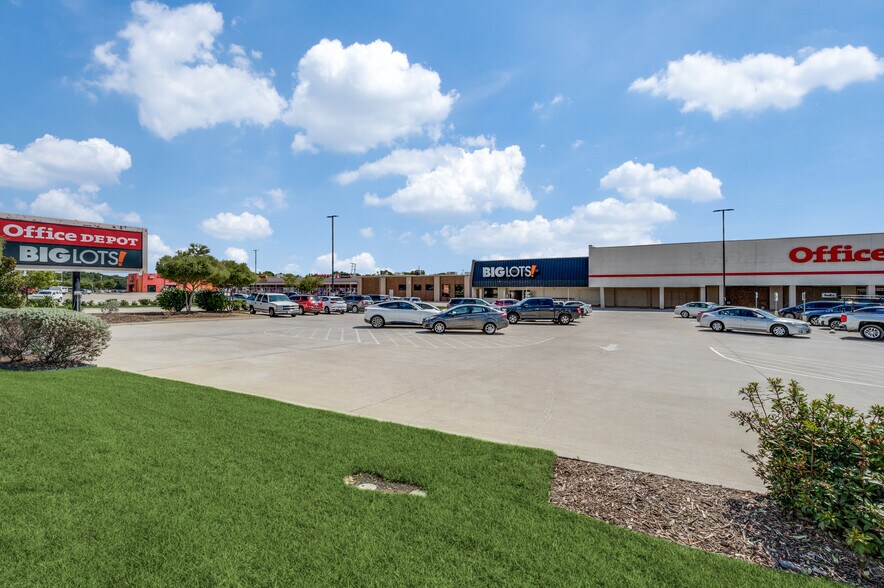 More Photos Of 930-1000 W Airport Fwy, Irving Health Club For Lease