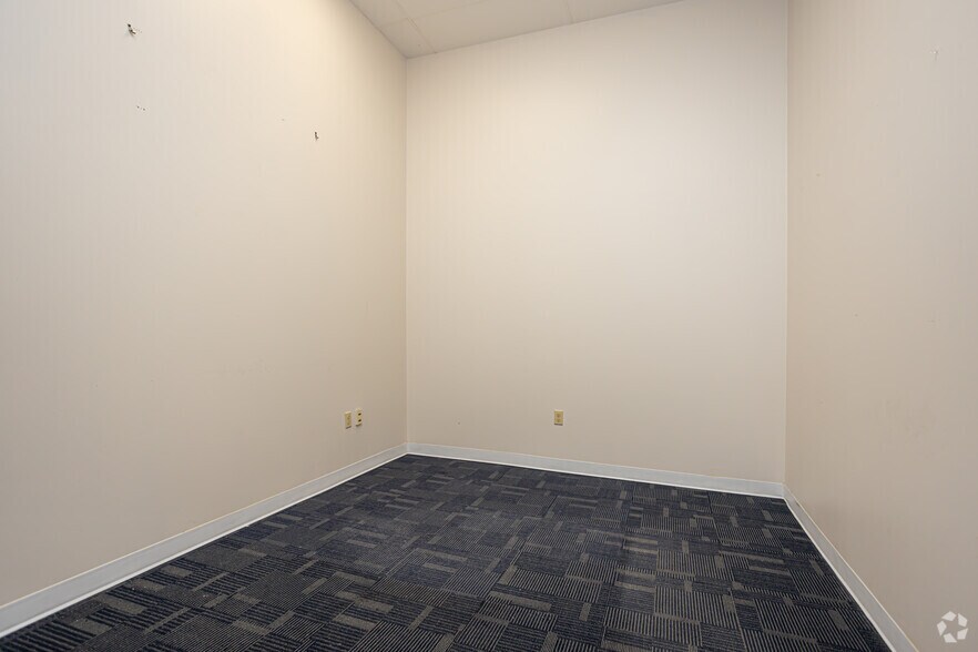 More Photos Of 1000 Elmwood Park Blvd, Elmwood Distribution For Lease