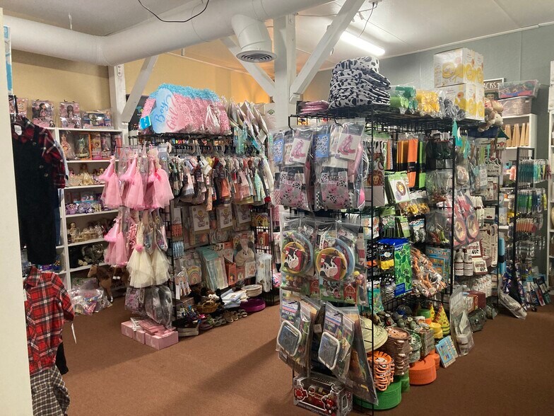 More Photos Of 870 Hartnell Ave, Redding Garden Center For Sale