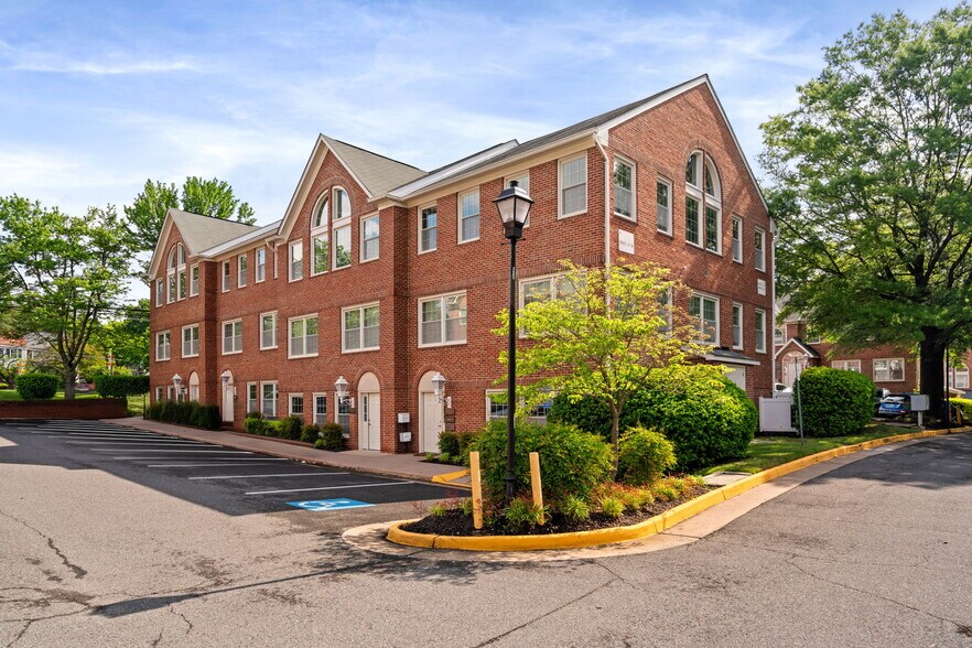 More Photos Of 9668-9683 Main St, Fairfax Medical For Lease