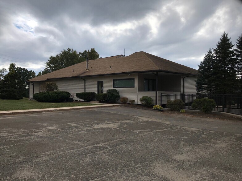 More Photos Of 8 Old Indian Trl, Middlefield Office For Lease