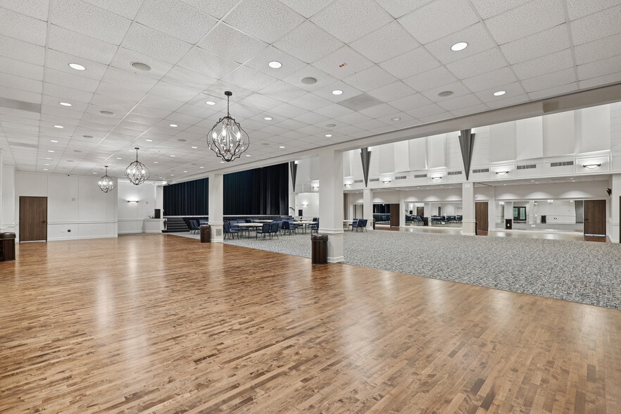 More Photos Of 804 Russell Palmer Rd, Kingwood Theater Concert Hall For Sale
