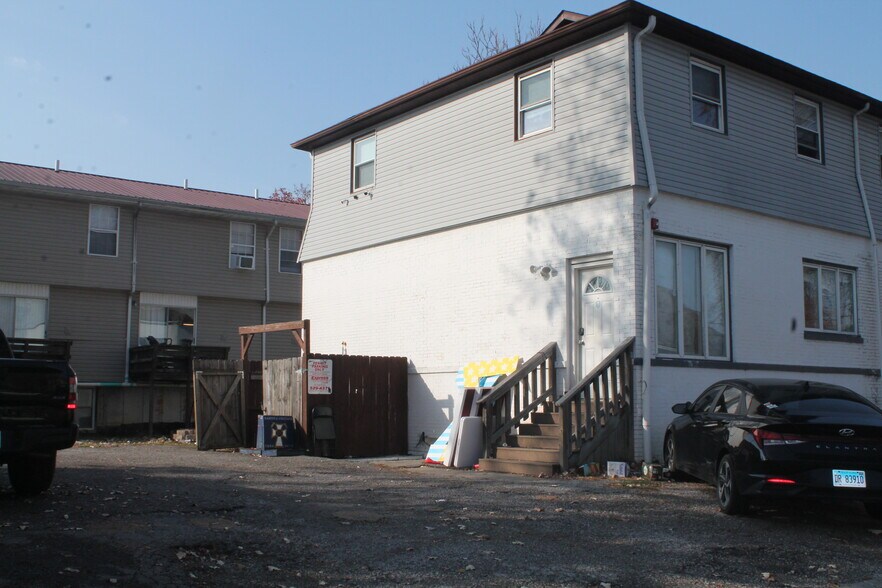 More Photos Of 307 W College St, Carbondale Sorority Fraternity House For Sale