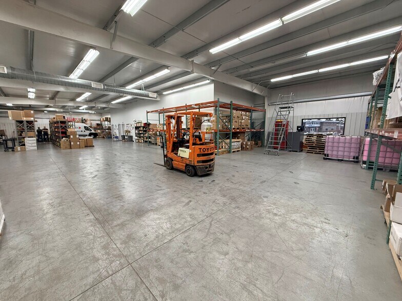 More Photos Of 555 N Line St, Columbia City Manufacturing For Lease
