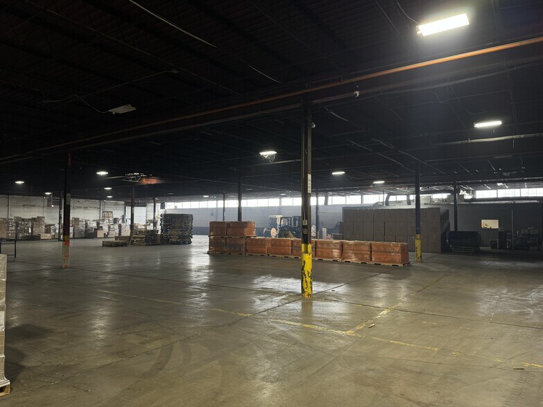 More Photos Of 880 W Waterloo Rd, Akron Warehouse For Lease