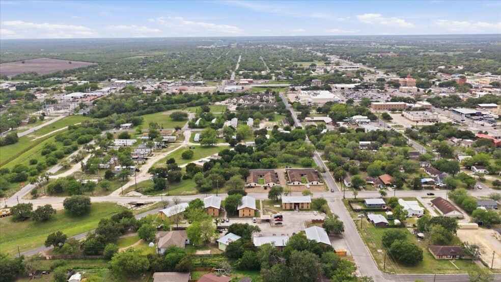 More Photos Of 600 E Crockett St, Beeville Apartments For Sale