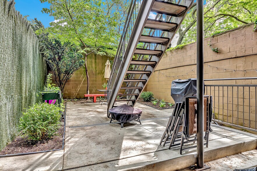 More Photos Of 447 W 47th St, New York Apartments For Sale