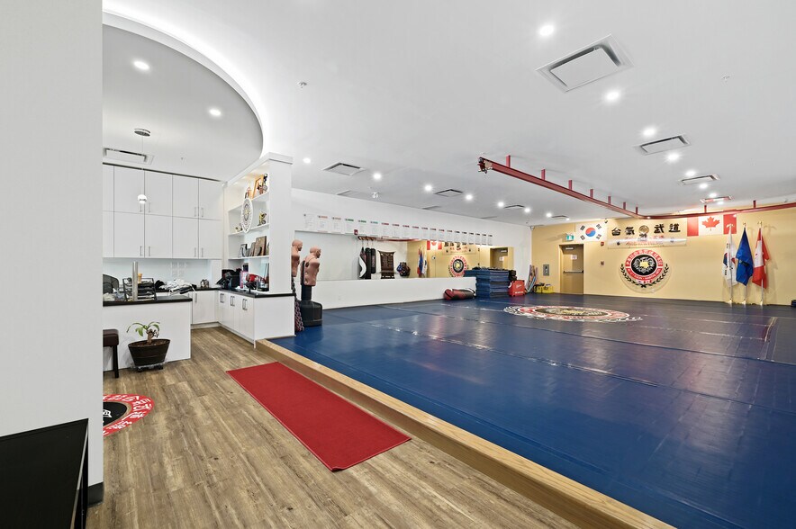 More Photos Of 4620-4624 16 Av NW, Calgary Medical For Lease