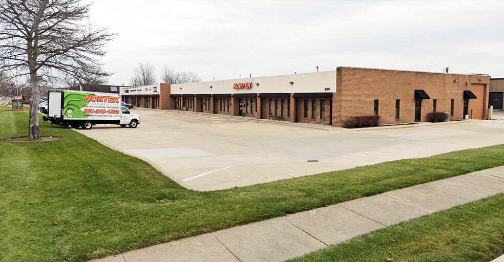 More Photos Of 600 Industrial Dr, Naperville Distribution For Lease