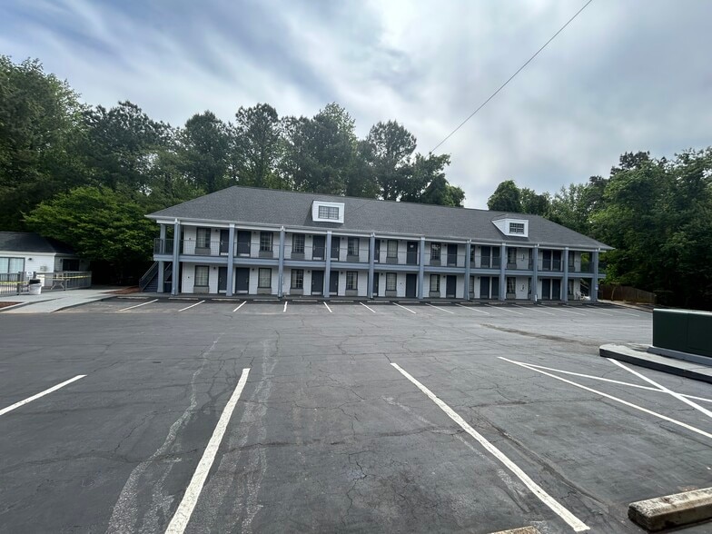 Primary Photo Of 1010 Highway 19 N, Thomaston Hotel For Sale