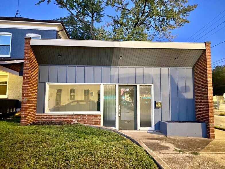 More Photos Of 302 N High St, Belleville Freestanding For Sale