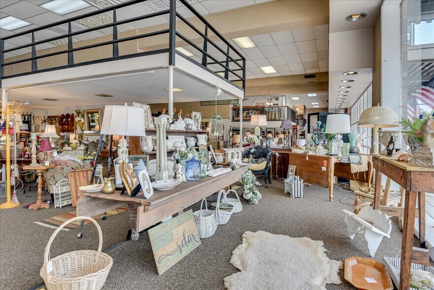 More Photos Of 114 W 6th St, Waynesboro Showroom For Sale