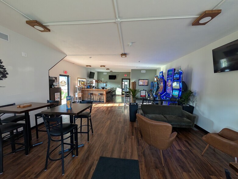 More Photos Of 518 W Main St, Kirkland Freestanding For Sale