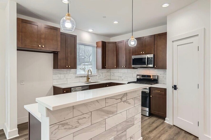 More Photos Of 6820 Blue Dawn Trl, Austin Apartments For Sale