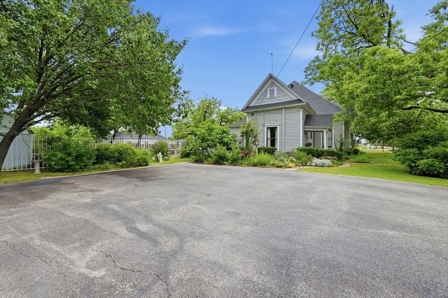 More Photos Of 202 E Main St, Celina Flex For Sale