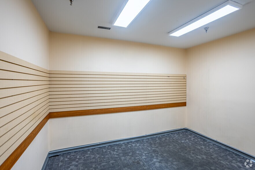 More Photos Of 8520 106A Ave NW, Edmonton Warehouse For Lease