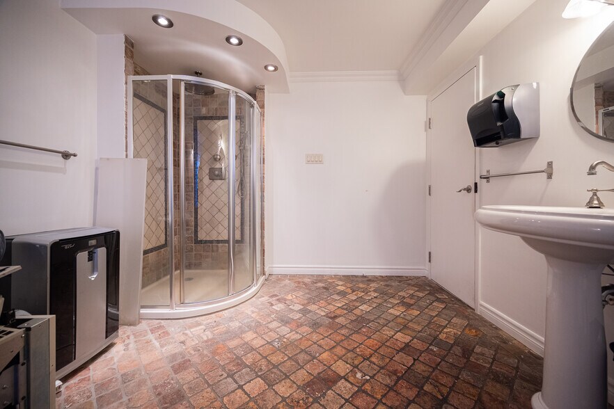 More Photos Of 1583 Rue Saint-Hubert, Montréal Medical For Sale