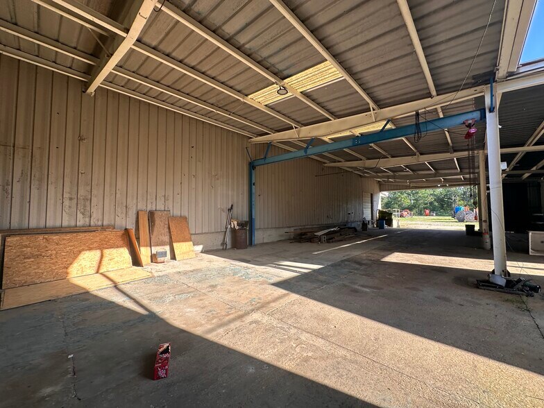 More Photos Of 5055 Edgefield Rd, Trenton Warehouse For Lease