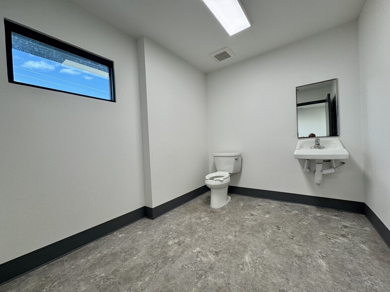 More Photos Of 4321 S Chestnut Ave, Fresno Warehouse For Lease