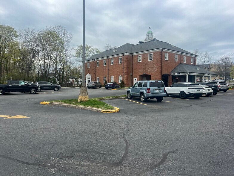 More Photos Of 209 W Main St, Riverhead Office For Lease