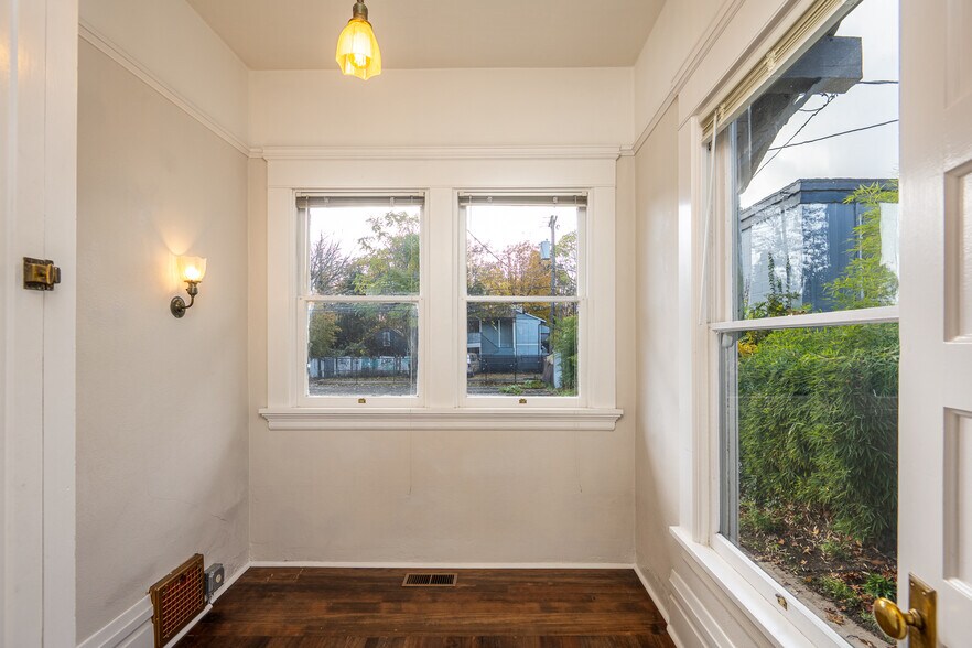 More Photos Of 990 W 7th Ave, Eugene Office For Sale