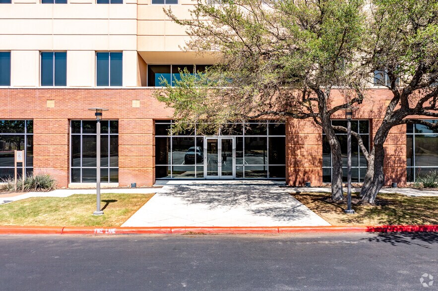 More Photos Of 607 E Sonterra Blvd, San Antonio Unknown For Lease