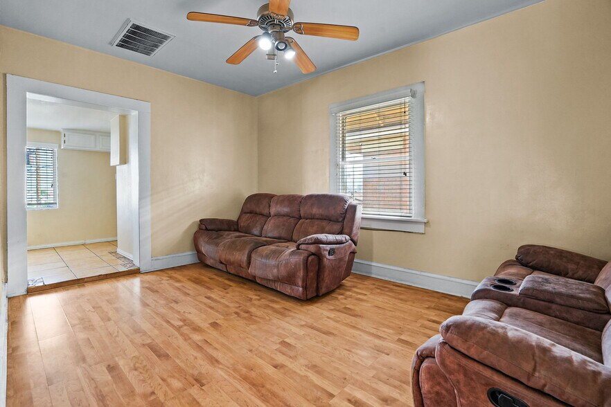 More Photos Of 2422 Montana Ave, El Paso Storefront Retail Office For Sale