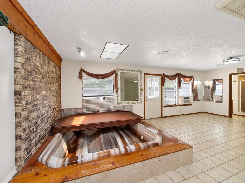 More Photos Of 1702 Lone Oak Dr, Leander Flex For Sale