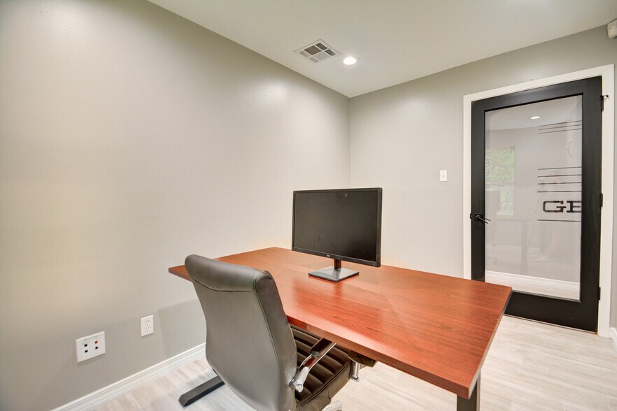 More Photos Of 26615 Oak Ridge Dr, The Woodlands Office For Lease