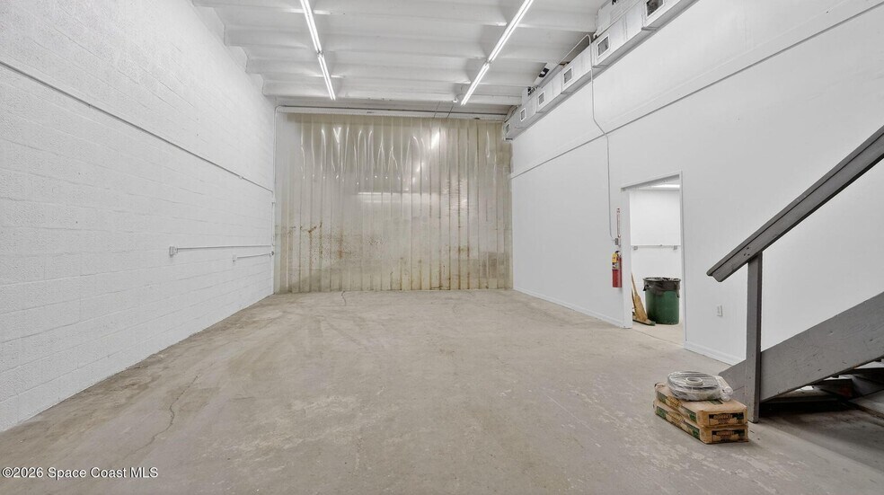 More Photos Of 711 E Seminole Ave, Melbourne Warehouse For Lease