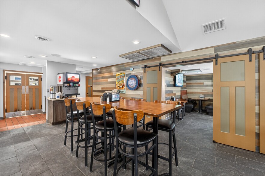 More Photos Of 8713 Gravois Rd, Saint Louis Restaurant For Lease