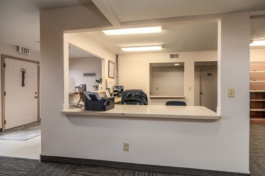 More Photos Of 808 W Prairie St, Marion Office For Sale