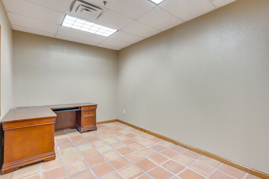 More Photos Of 3500 Noble Ave, Fort Worth Flex For Lease
