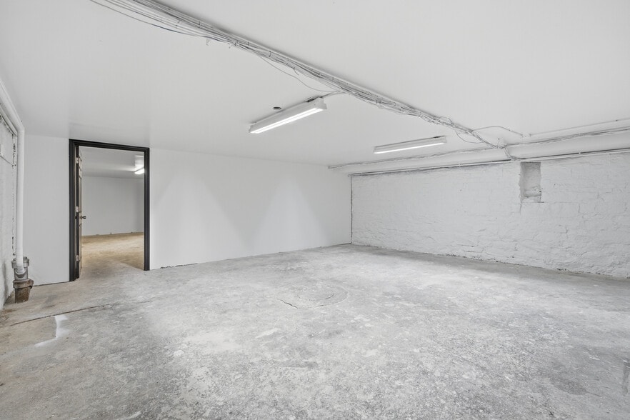 More Photos Of 1023 W Lake St, Chicago General Retail For Lease