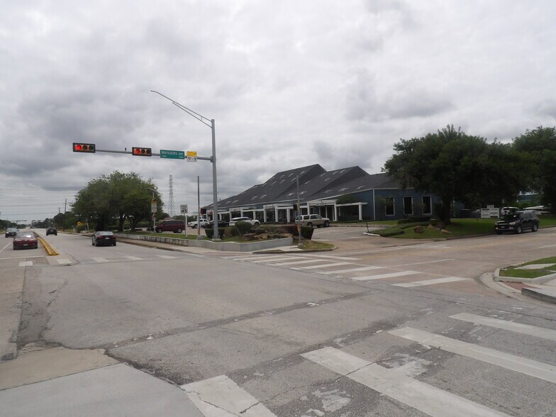 More Photos Of 17300 Saturn Ln, Houston Medical For Lease