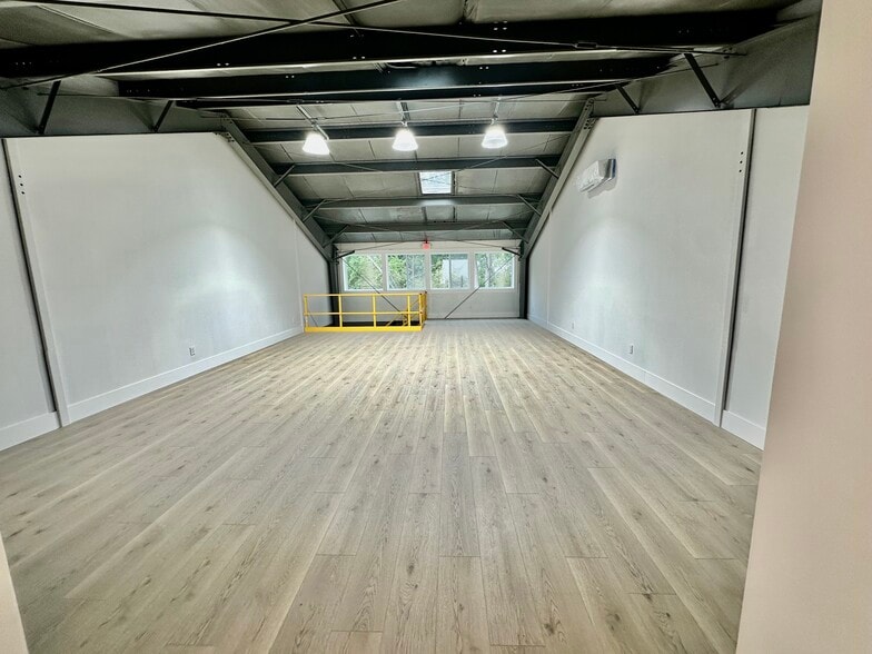 More Photos Of 169 W Putnam Ave, Greenwich Freestanding For Lease