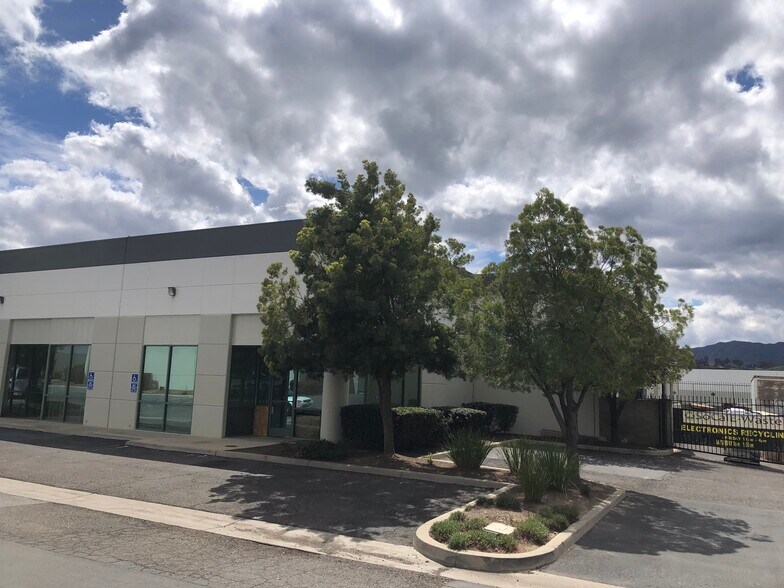 More Photos Of 570 Central Ave, Lake Elsinore Distribution For Lease