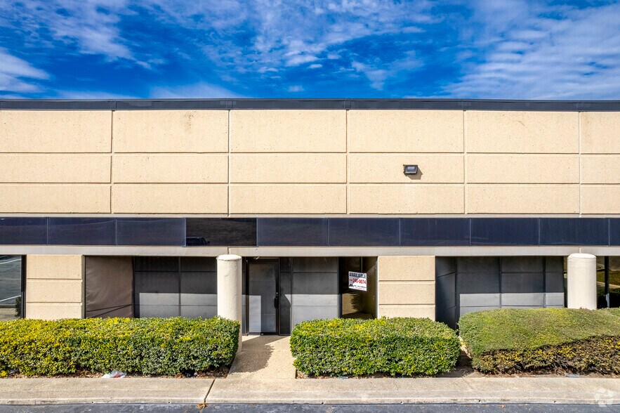 More Photos Of 5600-5624 Randolph Blvd, San Antonio Unknown For Lease