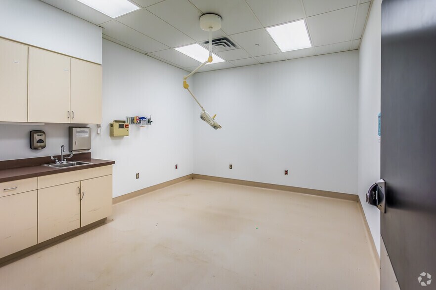 More Photos Of 2596 Interstate 55, Marion Medical For Sale