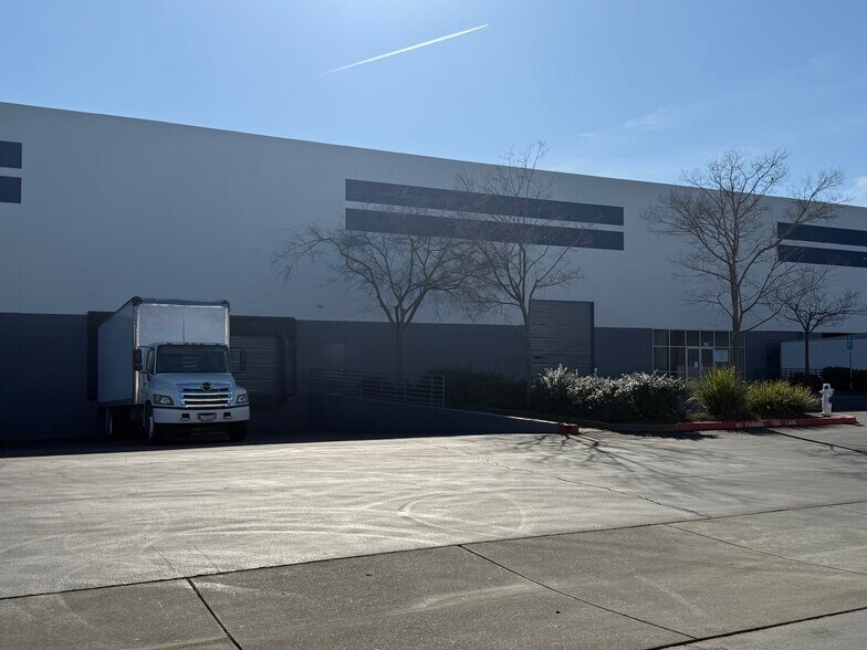 More Photos Of 256 Sutton Pl, Santa Rosa Distribution For Lease