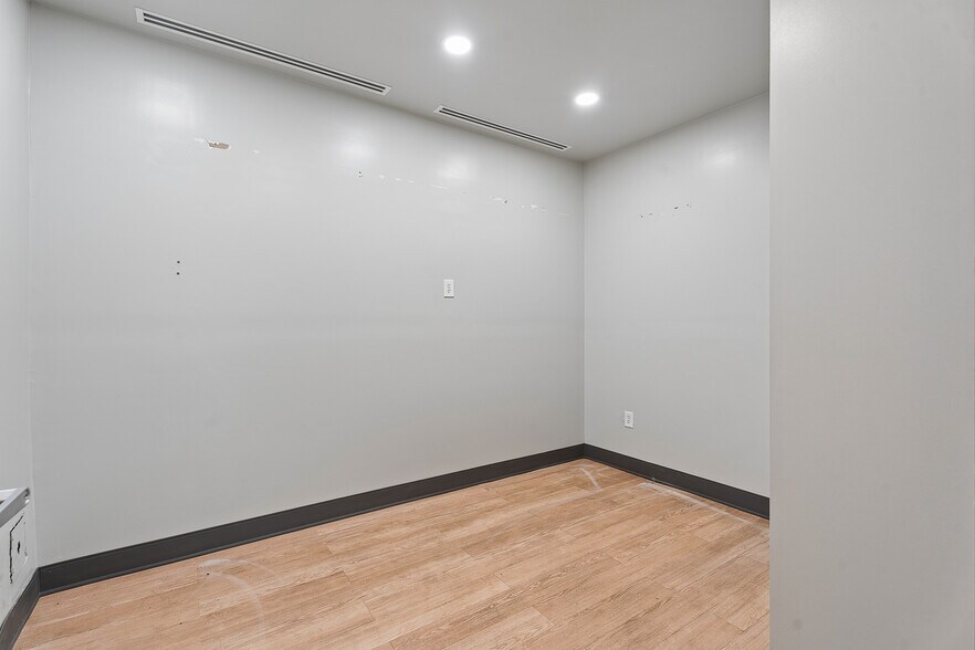 More Photos Of 1605 Howell Mill Rd NW, Atlanta Storefront Retail Office For Sale