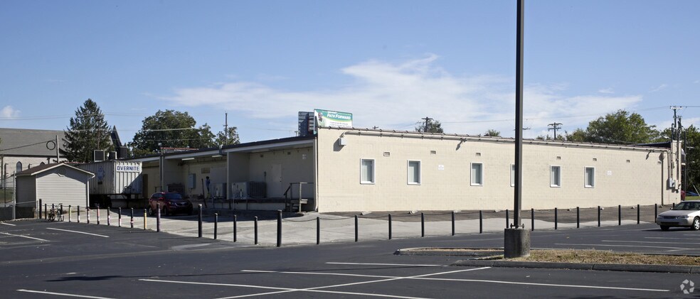 More Photos Of 1127 N Broadway St, Knoxville Freestanding For Lease