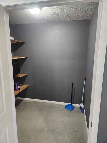 More Photos Of 64 Paradise Rd, Strafford Light Manufacturing For Sale