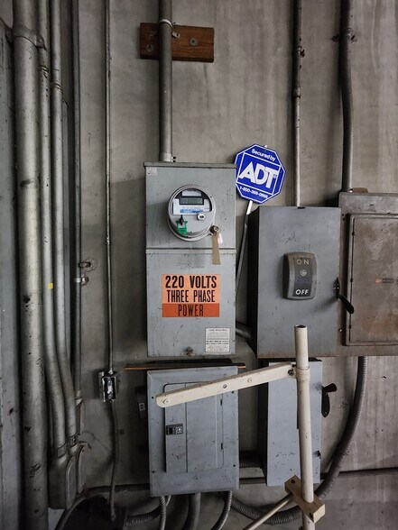 More Photos Of 620 S Clarence St, Los Angeles Manufacturing For Lease