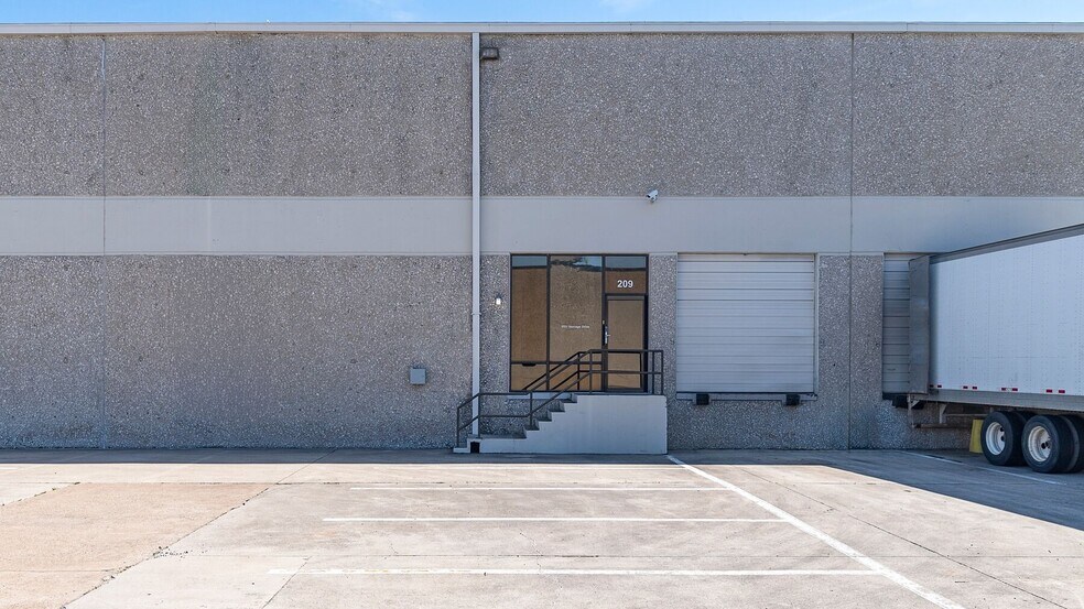 More Photos Of 1701 Vantage Dr, Carrollton Distribution For Lease