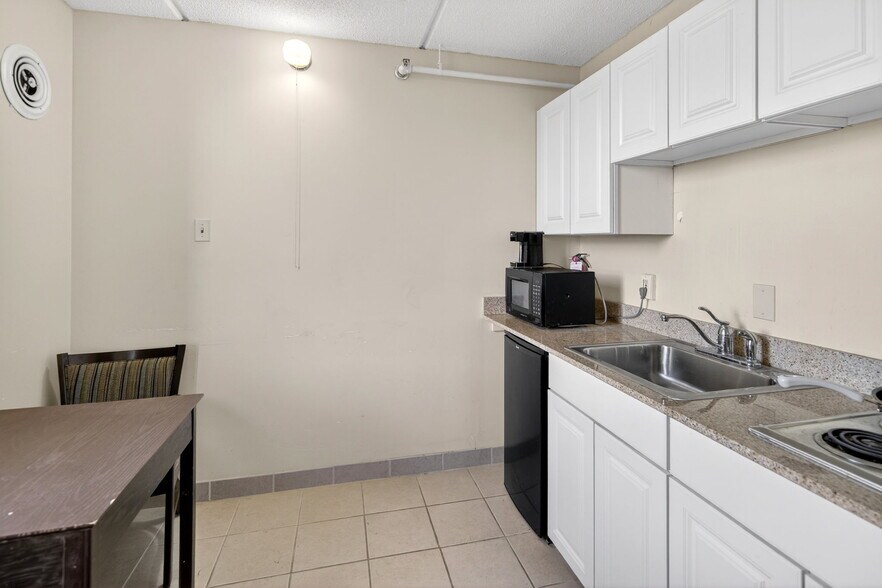 More Photos Of 3 Watervliet Avenue Ext, Albany Hotel For Sale