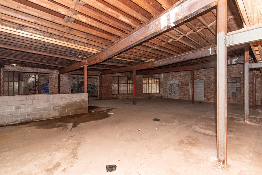 More Photos Of 804 N Franklintown Rd, Baltimore Warehouse For Sale
