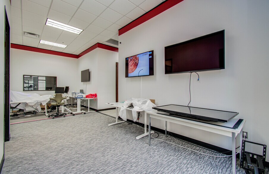 More Photos Of 9330 Kirby Dr, Houston Research And Development For Lease