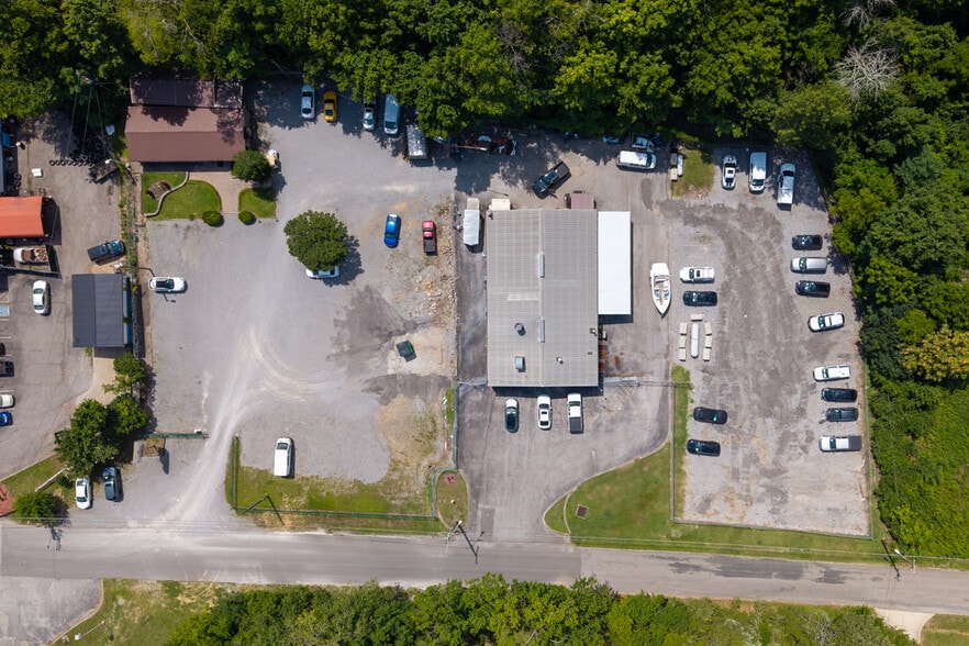More Photos Of 103-107 Mallard Dr, Hendersonville Warehouse For Sale